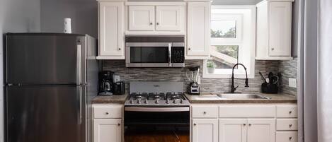 Refrigerador, microondas, horno y parrilla de estufa