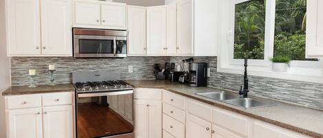 Køleskab, mikrobølgeovn, ovn, kogeplade