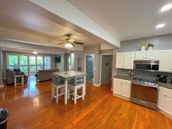 冰箱、微波炉、烤箱、炉灶