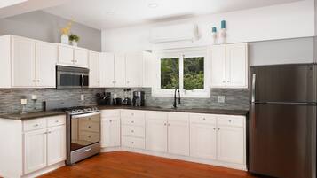 Kjøleskap, mikrobølgeovn, ovn og kokeplater