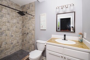 淋浴设施、吹风机、坐浴桶、毛巾