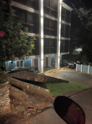 المنطقة المحيطة بالمنشأة