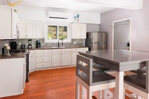 Geladeira, micro-ondas, fogão, cooktop