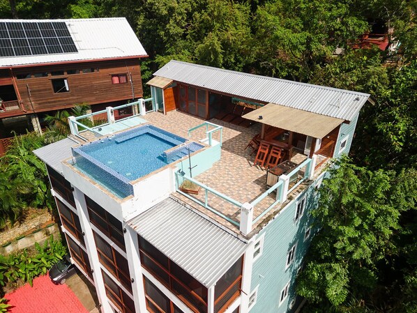 Exterior - Superior 7 Bedroom Villa w Rooftop Pool & Easy Beach Access (Roatán)