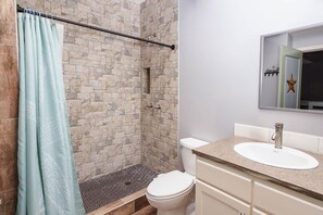 Shower, hair dryer, bidet, towels - Superior 7 Bedroom Villa w Rooftop Pool & Easy Beach Access (Roatán)