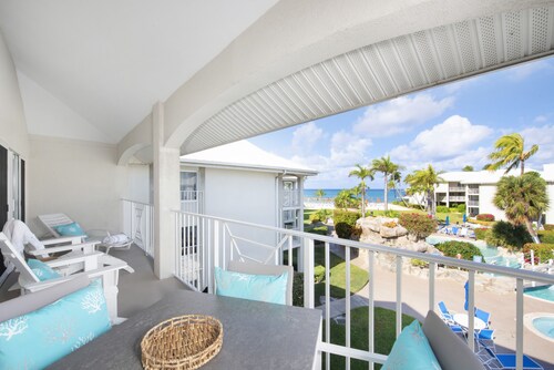 Remodelled Beach/Pool View Condo