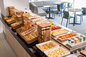 Daily buffet breakfast (BRL 50 per person)