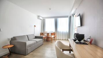 Deluxe Suite | Minibar, in-room safe, laptop workspace, free WiFi