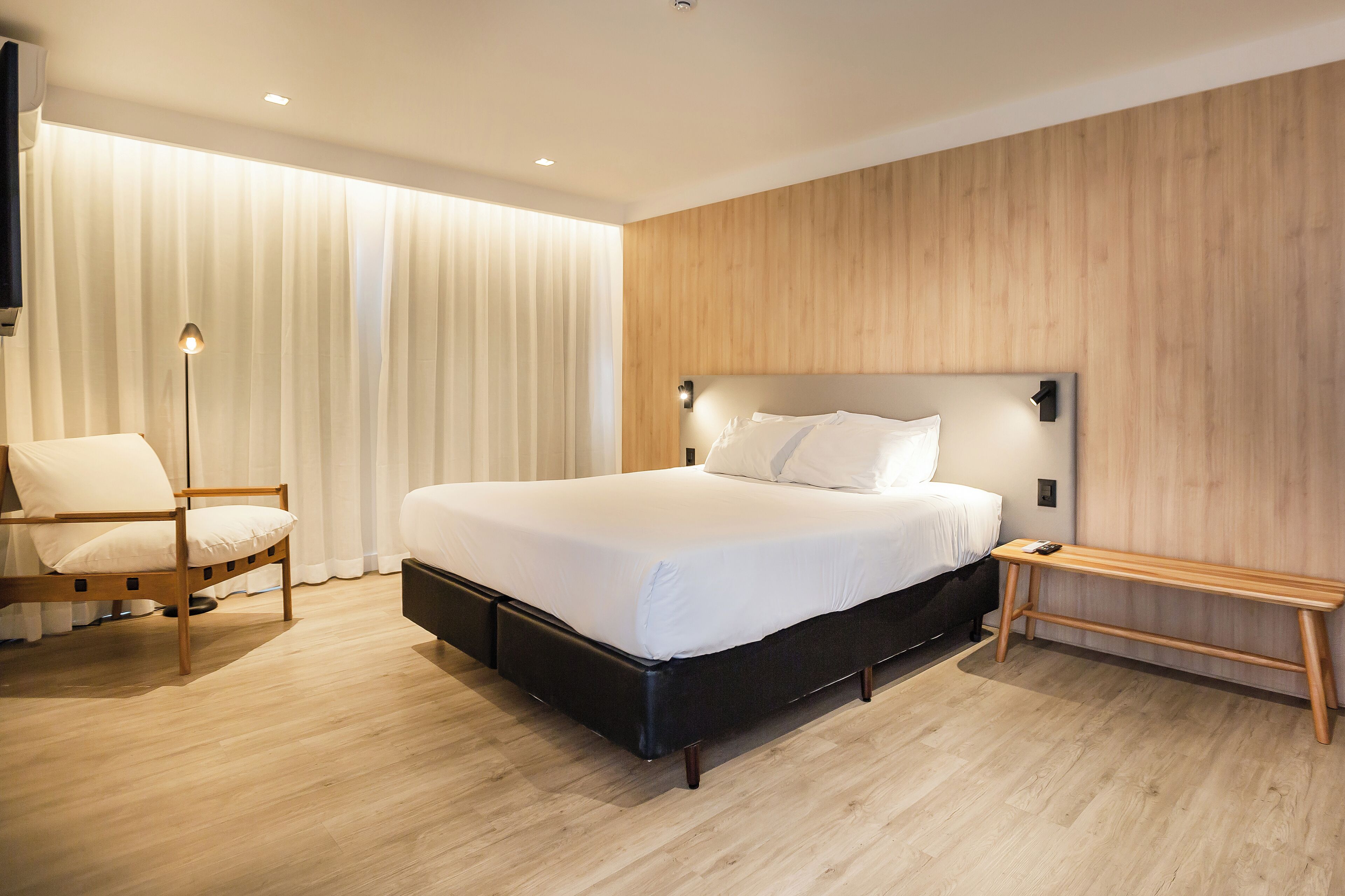 Suite – deluxe | Minibar, safe på rommet, skrivebord for bærbar PC og wi-fi (inkludert)