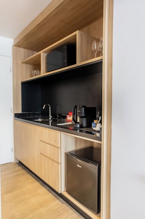 Deluxe Suite | Minibar, in-room safe, laptop workspace, free WiFi