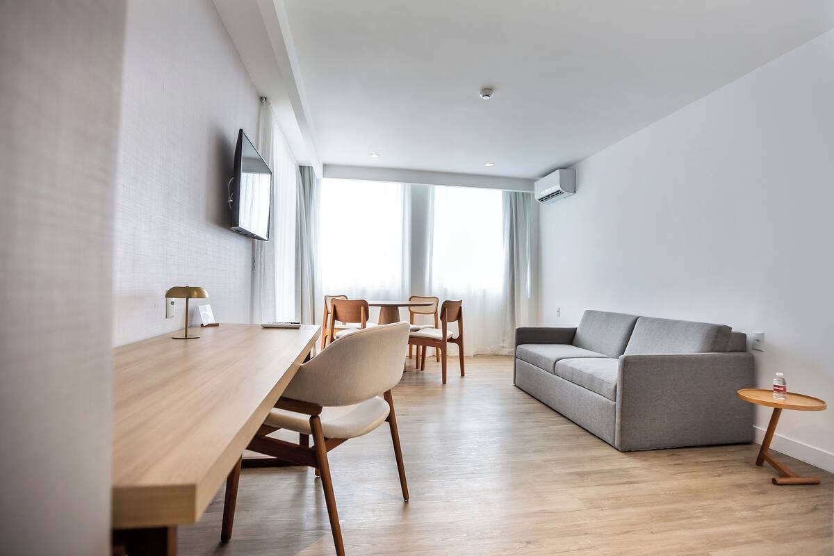 Deluxe Suite | Minibar, in-room safe, laptop workspace, WiFi (free)