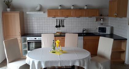 Haus am MĂŒhlenflieĂ bis 6 Personen mit AuĂensauna und viel Natur