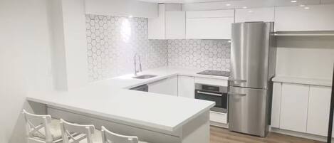 Refrigerador, microondas, horno y parrilla de estufa