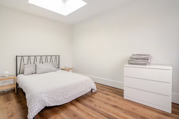 3 bedrooms, desk, iron/ironing board, free WiFi