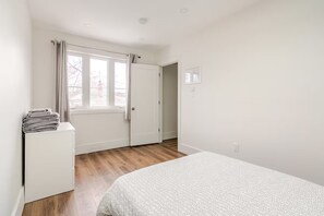 3 bedrooms, desk, iron/ironing board, free WiFi