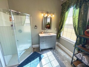 Hair dryer - Dottie's Place in Heart of Historic Roscoe Village (Coshocton)