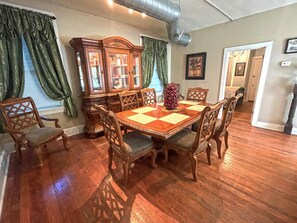 Dining - Dottie's Place in Heart of Historic Roscoe Village (Coshocton)
