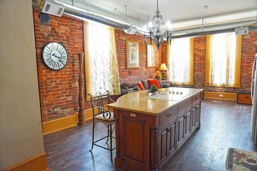 Shopping District Apt | Heart of Historic Downtown