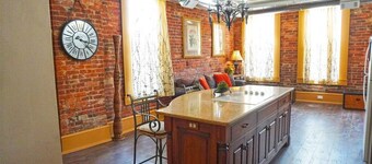 Shopping District Apt | Heart of Historic Downtown