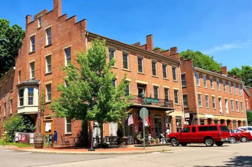 Stella`s Place in Heart of Historic Roscoe Village