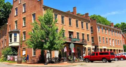 Stella`s Place in Heart of Historic Roscoe Village