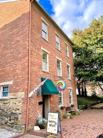 Exterior. Roscoe Retreat in Heart of Historic Roscoe Village