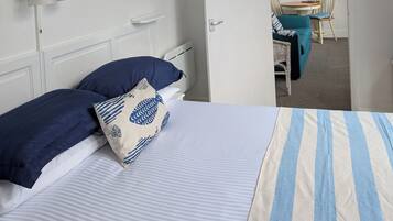 Leilighet, 1 soverom (Apartment 5) | Blendingsgardiner, strykejern/-brett, wi-fi (inkludert) og sengetøy