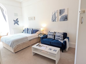Cortinas blackout, tabla de planchar con plancha y wifi gratis 