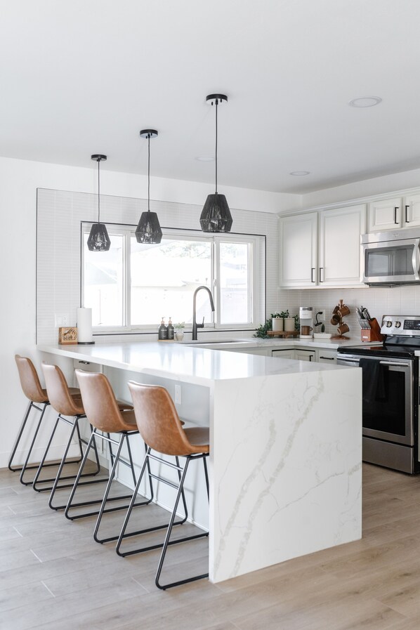 Refrigerador, microondas, parrilla de estufa y cafetera y tetera 