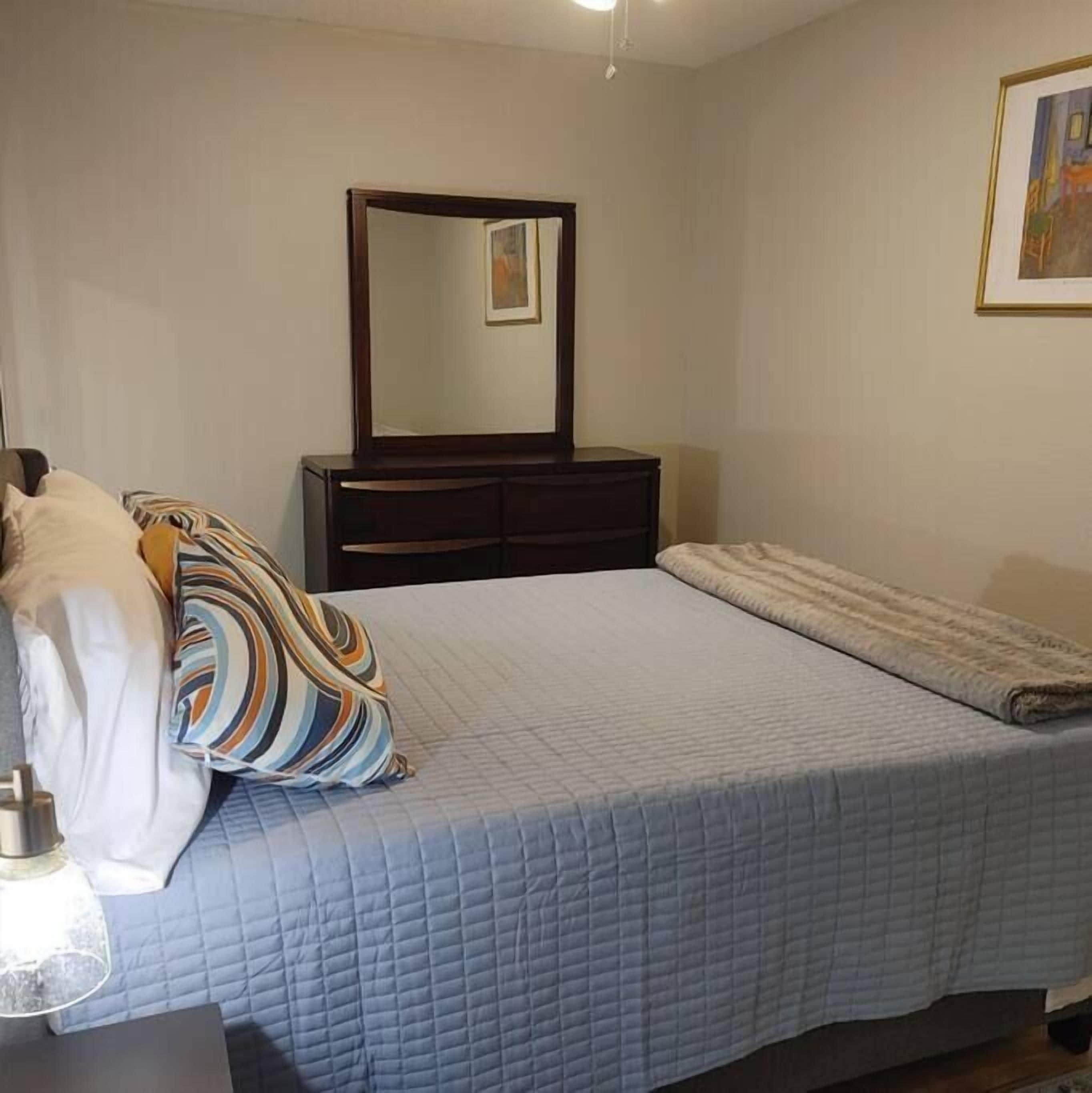 3 bedrooms, iron/ironing board, WiFi, bed sheets