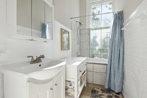 Haartrockner, Handtücher, Seife, Shampoo