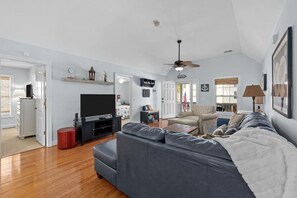 TV, table tennis - Heated Pool, Cherry Grove, Short Walk to Beach (North Myrtle Beach)