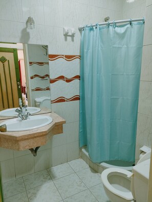 Luxury-Einzelzimmer | Badezimmer | Kostenlose Toilettenartikel