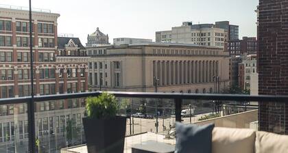 The Penthouse- Heart of OTR w/Rooftop Terrace