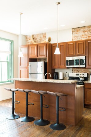 Kjøleskap, mikrobølgeovn, ovn og kokeplater