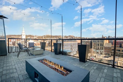 The Penthouse- Heart of OTR w/Rooftop Terrace