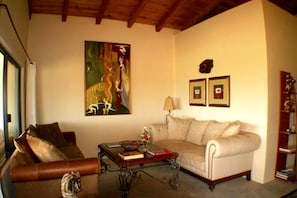 Smart TV, tenis de mesa, libros y videoteca