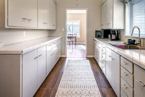 Fridge, microwave, oven, stovetop - Paradise in Paris- A Country Side Escape (Paris)