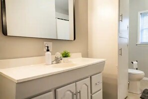 Doccia, asciugacapelli, asciugamani, sapone