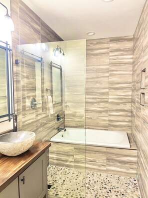 Shower, hair dryer, towels, toilet paper - UPSCALE MODERN CABIN: Little Missouri, Crater of Diamonds, Lake Greeson & More (Murfreesboro)