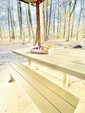Outdoor dining - UPSCALE MODERN CABIN: Little Missouri, Crater of Diamonds, Lake Greeson & More (Murfreesboro)