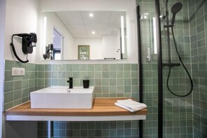 Dusj, hårføner og håndklær