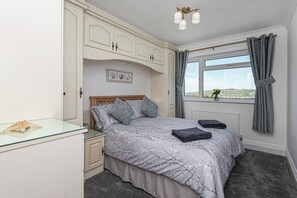 5 عدّة غرف نوم ومكواة/لوح كي وواي فاي وملاءات أسرّة