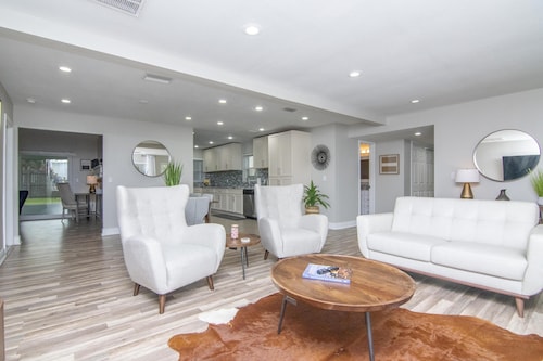 Luxury 3 Bedroom 2 Bath w/ 2 Car Garage