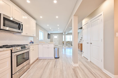 Beach House full of family fun within 15 min walk to the beach +  work space