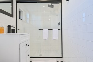 Dusche, Haartrockner, Handtücher