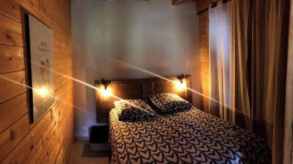 4 bedrooms, iron/ironing board, travel cot, free WiFi