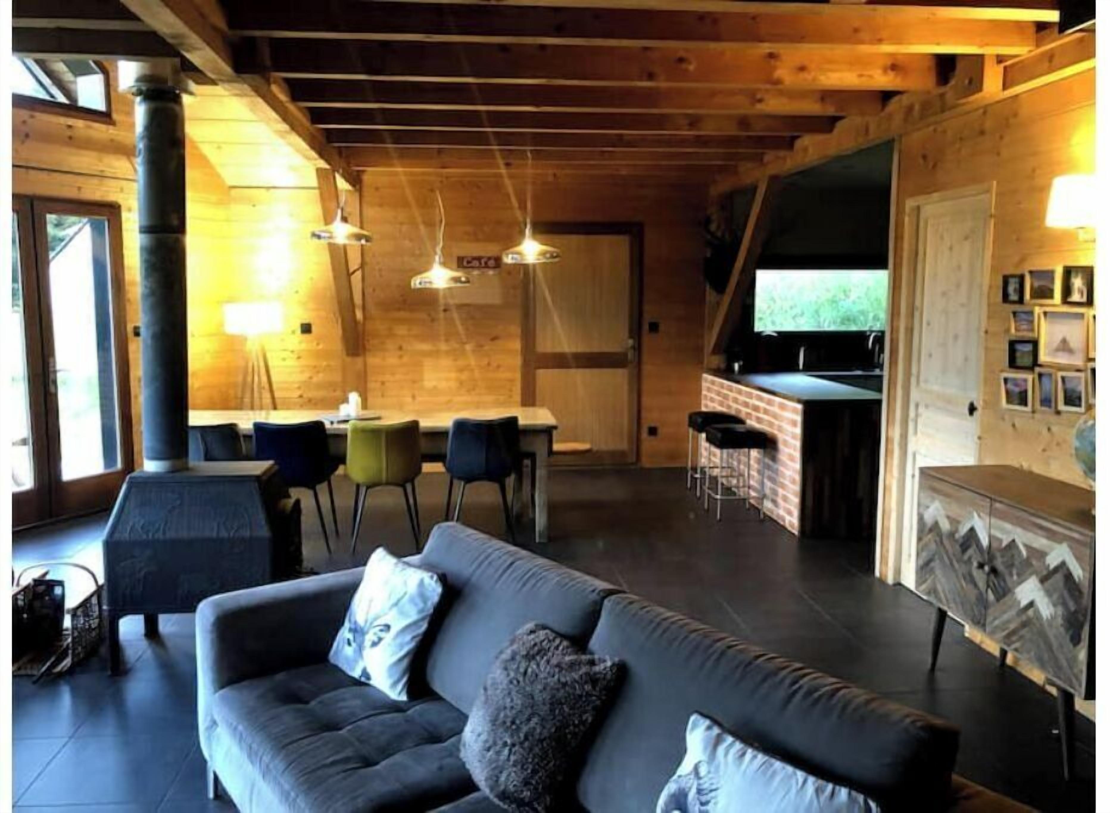 TV connectée, cheminée, livres