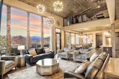 IMACULATE 7500 sqft Modern Downtown Cabin! 9 Master Suites! Indoor Pool! VIEWS