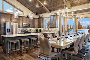 Refrigerador, microondas, lavavajillas y cafetera y tetera 